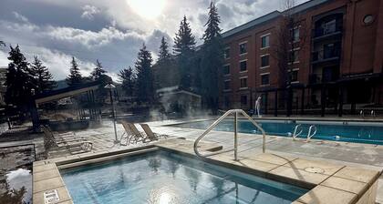 BEST LOCATION Main St Ski Lift Heated Pool Hot Tub Free Parking Family Sleeps 8