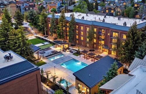 BEST LOCATION Main St Ski Lift Heated Pool Hot Tub Free Parking Family Sleeps 8