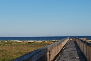 On the beach - Beachfront at Pointe West. Walk to the beach, the club and all the amenities. (Galveston)