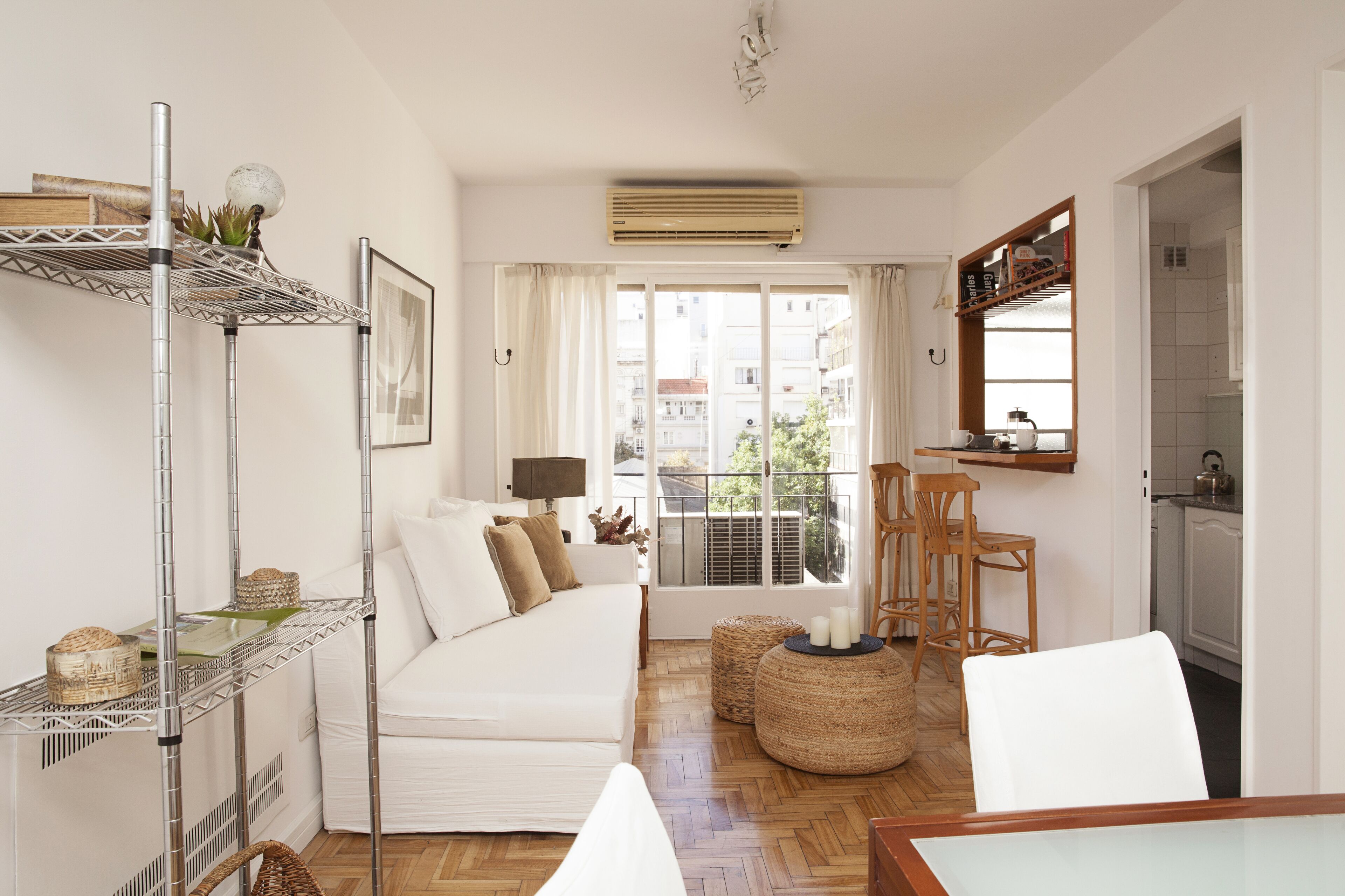 TV, bøker og stereoanlegg