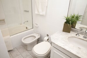 Duschwanne, Haartrockner, Bidet, Handtücher