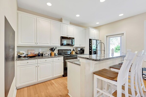 Micro-ondes, lave-vaisselle, cafetière/bouilloire