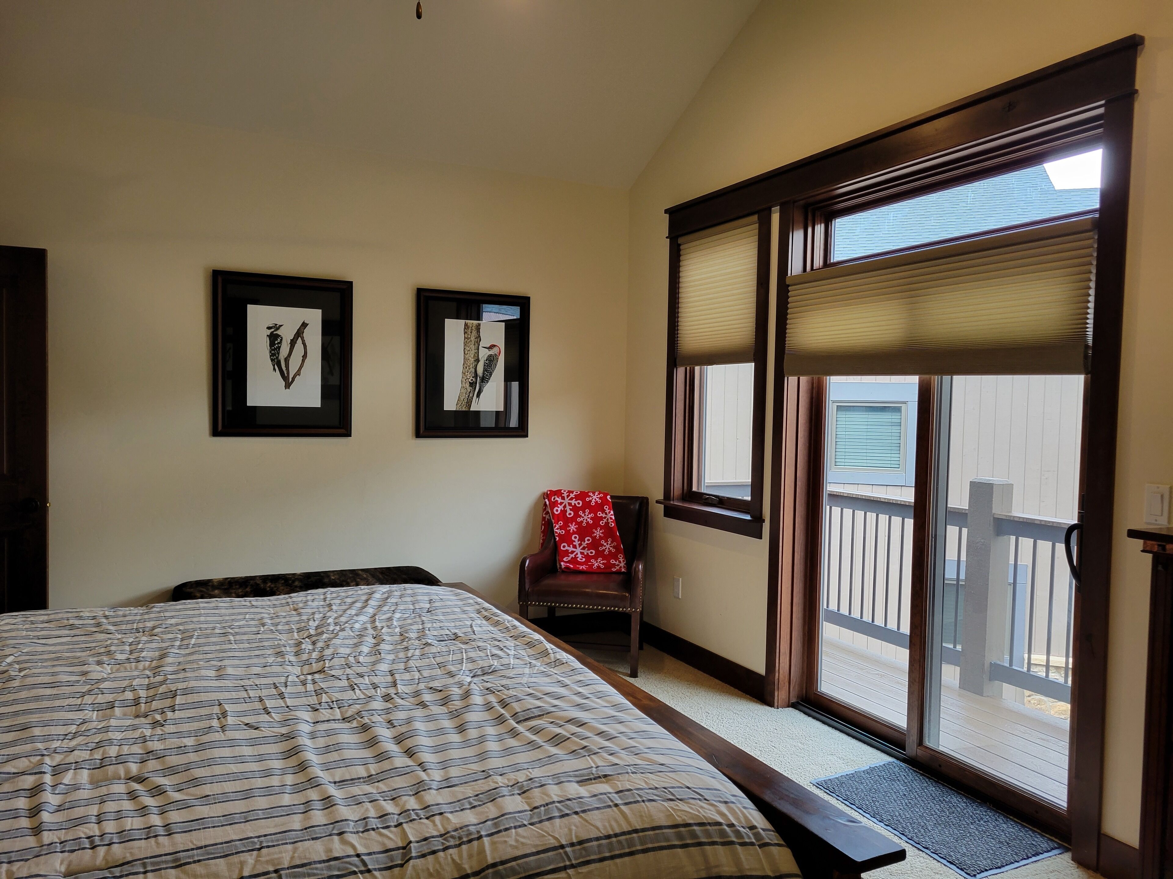 LOCATION and LUXURY! 3 bedroom +Den. Sleeps 10 w/ room to spare, Walk to Gondola