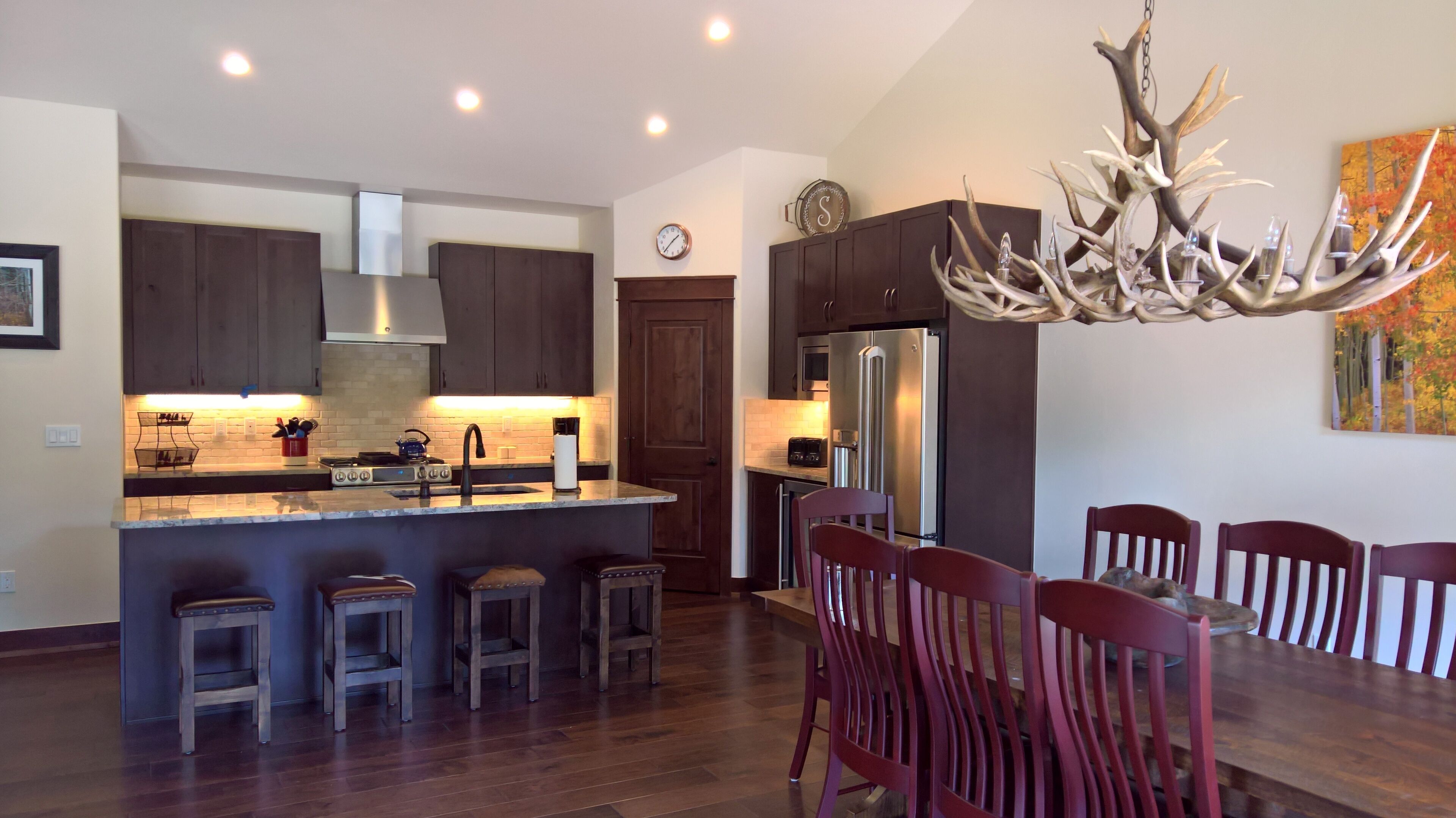 LOCATION and LUXURY! 3 bedroom +Den. Sleeps 10 w/ room to spare, Walk to Gondola