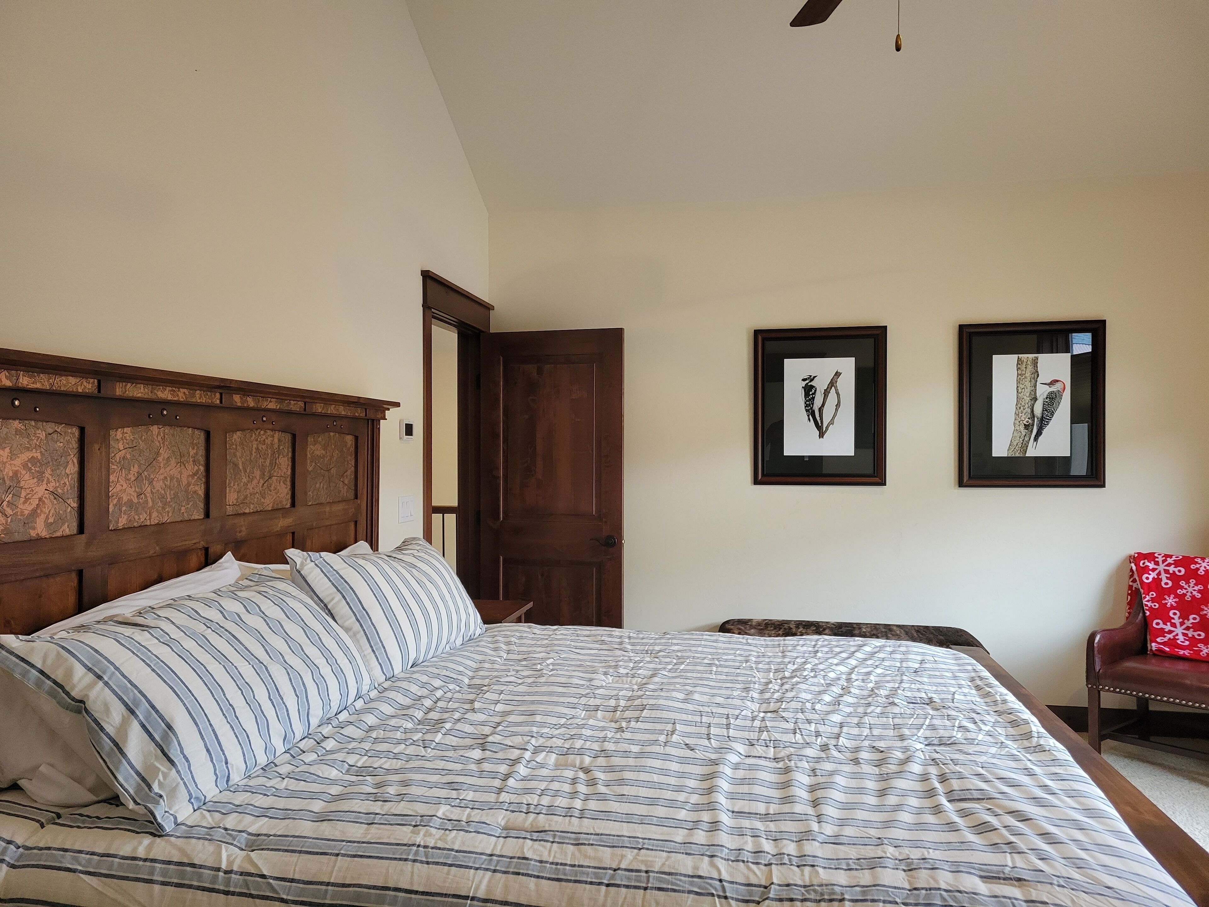 LOCATION and LUXURY! 3 bedroom +Den. Sleeps 10 w/ room to spare, Walk to Gondola