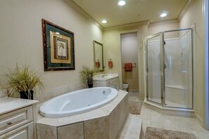 Combined shower/bathtub, towels - Sunset Terrace-Gulf Front Home with Private Beach Crossover No pets (Navarre)