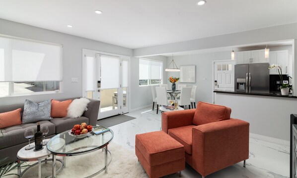 Smart TV, fireplace, books, stereo