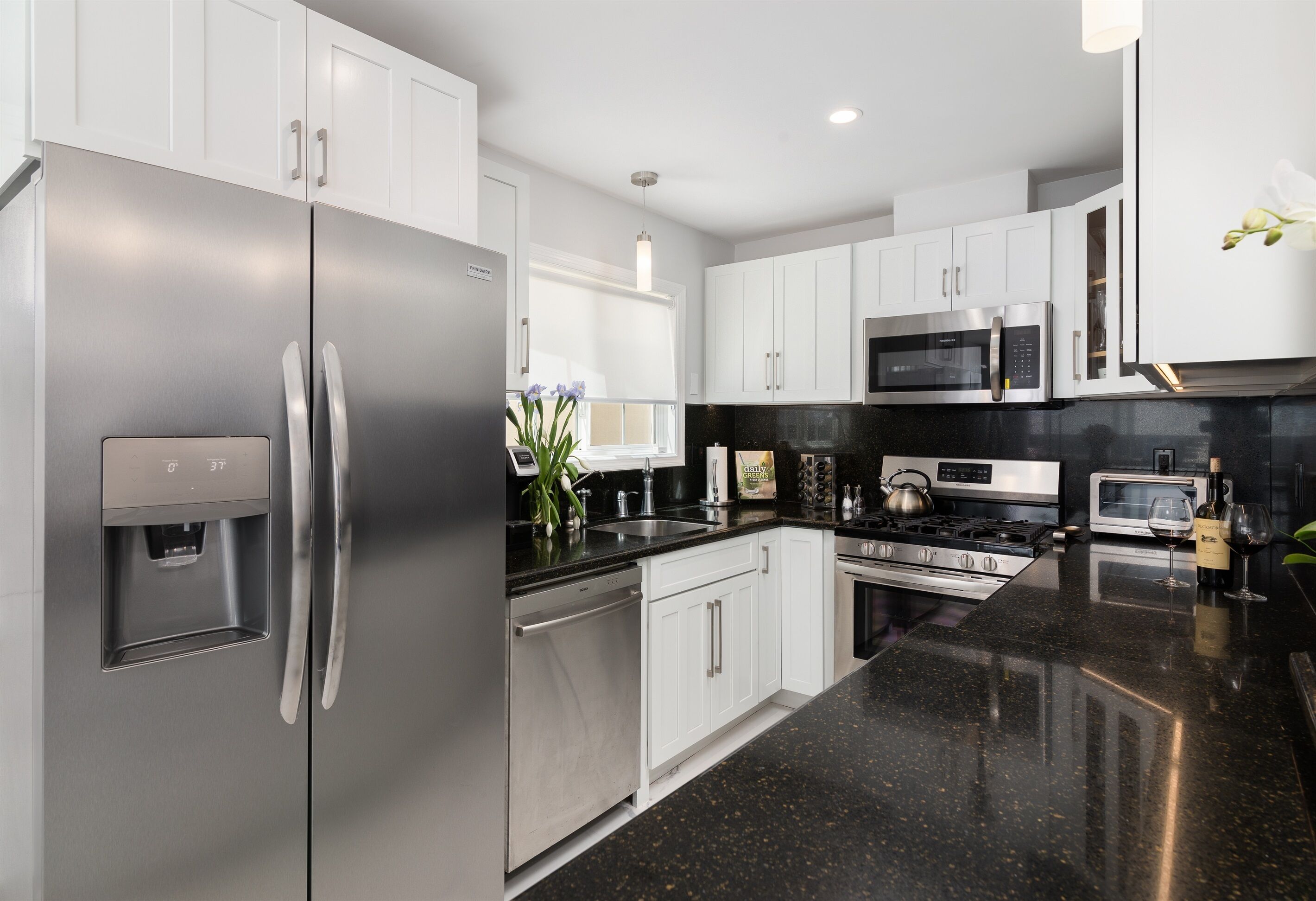 Brand New 3/convertible 4 bedroom luxury home on the Balboa Peninsula - Sleeps 8