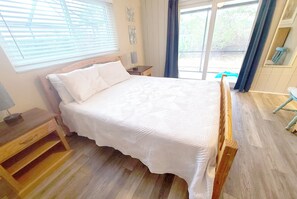 4 bedrooms, desk, iron/ironing board, travel crib
