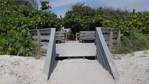 Property grounds - Immaculate beach house, just renovated, heated pool - 5 min bike ride to beach (Satellite Beach)