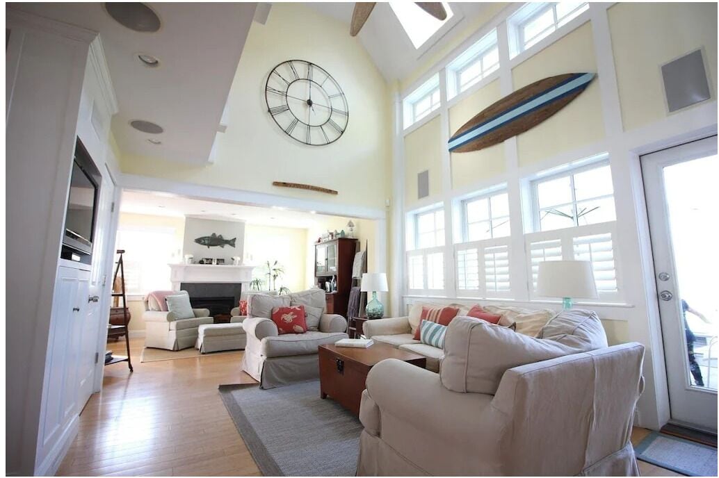 Smart-TV, peis, DVD-spiller og bøker