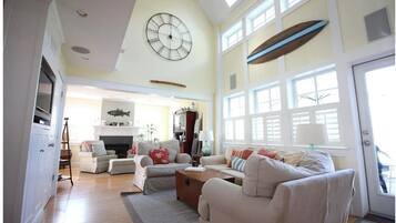 Älytelevisio, takka, DVD-soitin, kirjoja