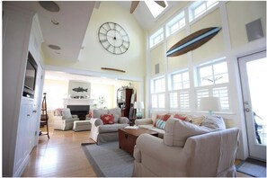 Smart-TV, Kamin, DVD-Player, Bücher