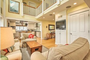 Smart TV, fireplace, DVD player, books - Pottery Barn Beach House - Featured in “So-RI” magazine, video tour, June deals! (Narragansett)