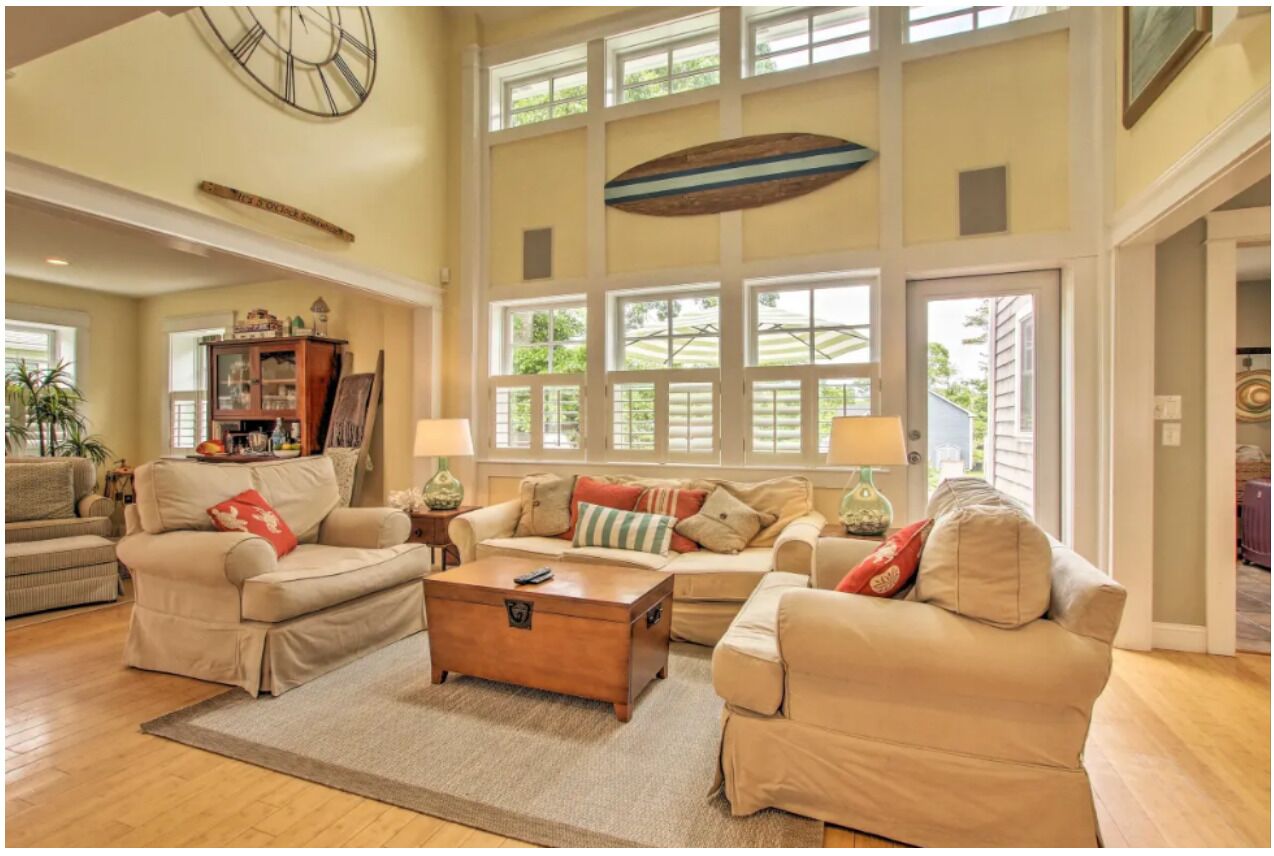 Smart-TV, peis, DVD-spiller og bøker