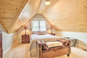 4 bedrooms, desk, iron/ironing board, travel cot