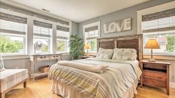 4 makuuhuonetta, työpöytä, silitysrauta/-lauta, vauvan matkasänky