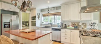 Pottery Barn Beach House - Featured in “So-RI” magazine! Video Tour Available 