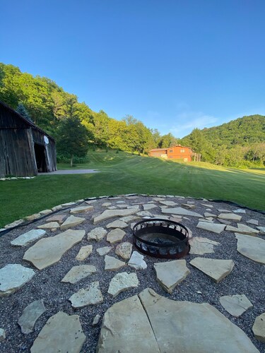 Au calme, romantique, de la Famille et confortable, Dernière maison de la vallée.