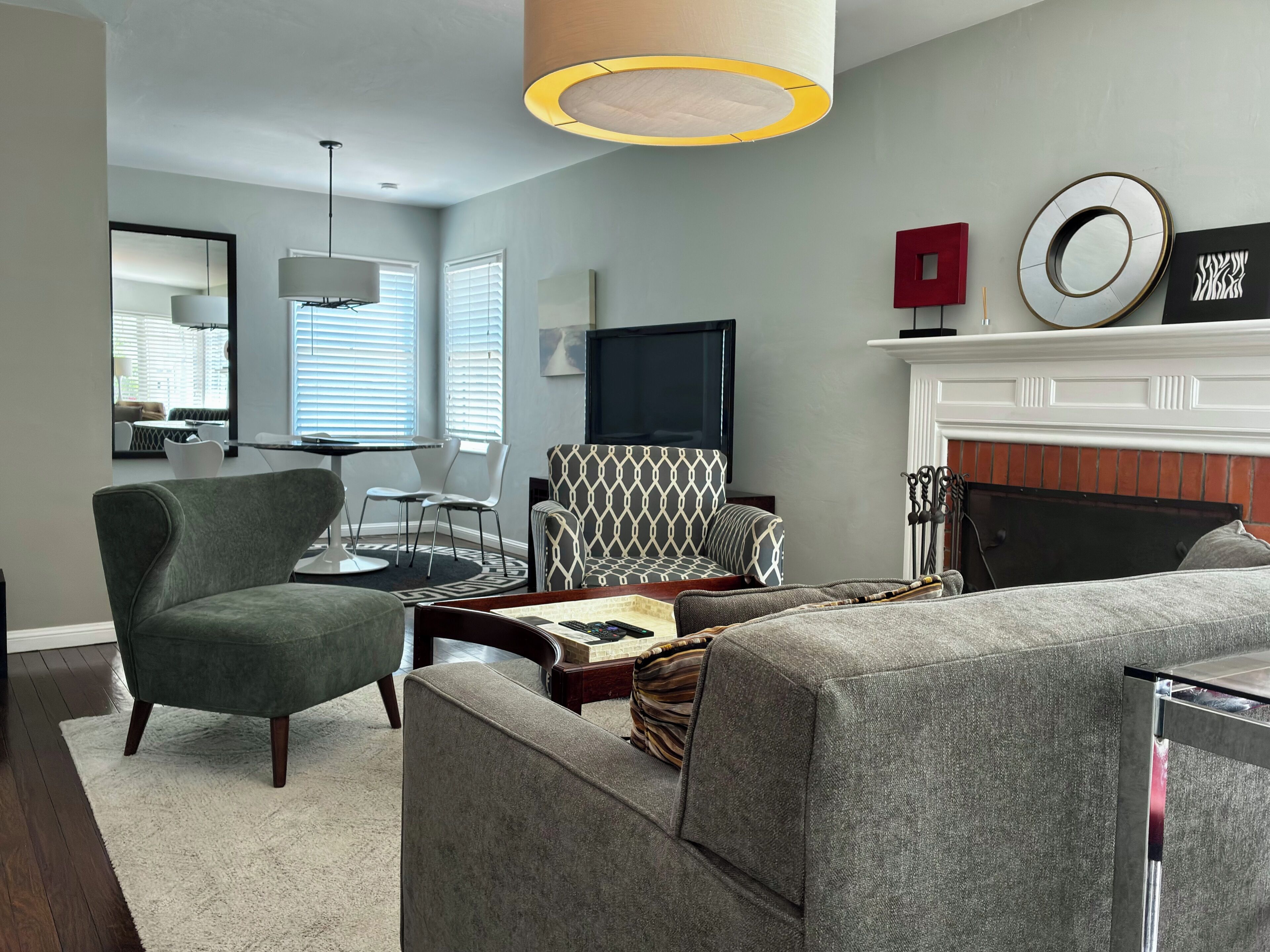 Smart TV, fireplace, books, stereo