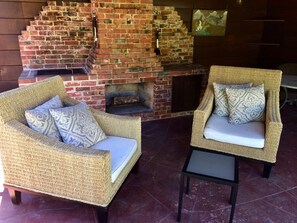 Terrace/patio - ANDULORE COTTAGE - Near Burlingame Ave - Remodeled - Spacious Backyard Retreat  (San Mateo)