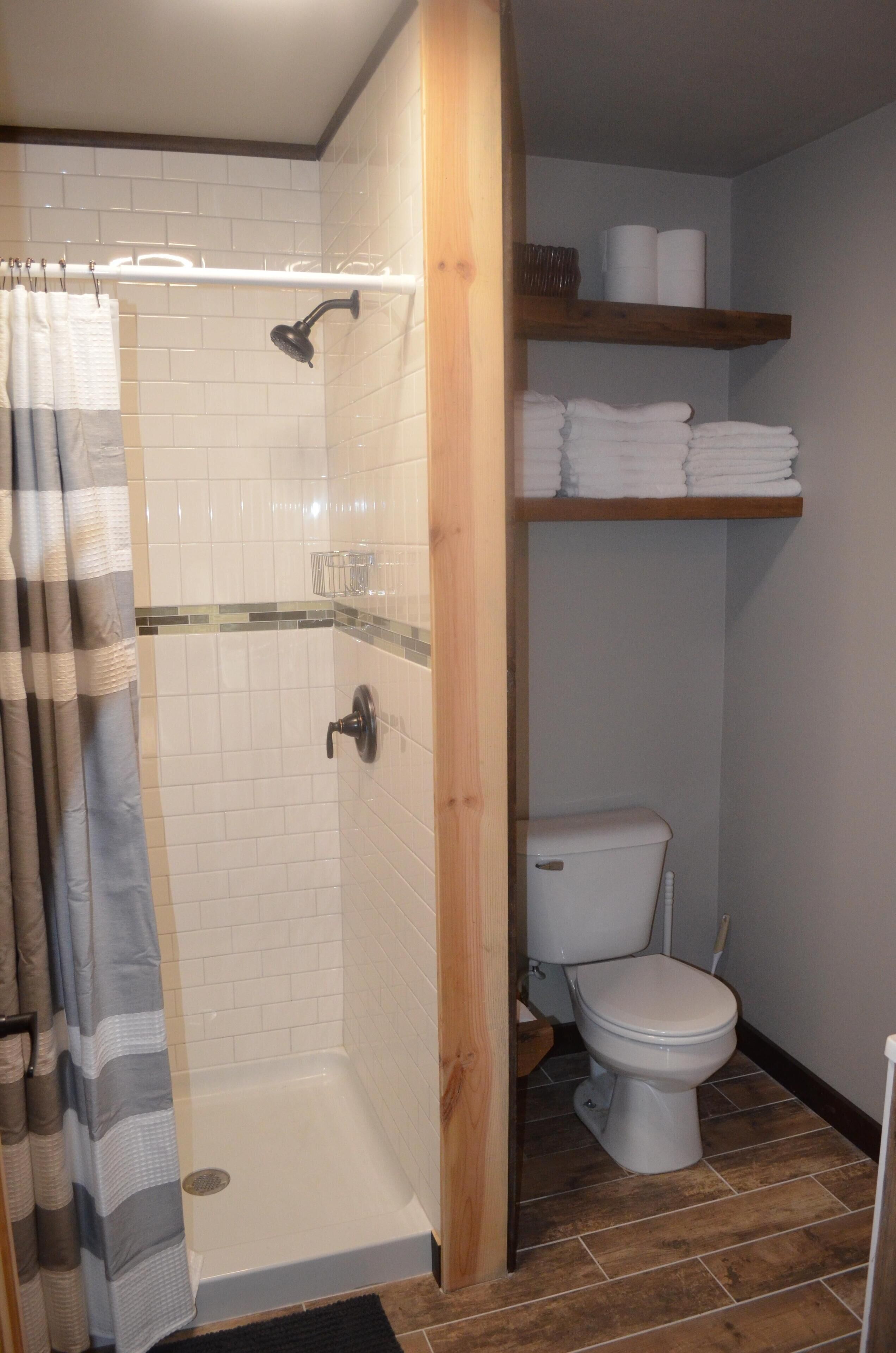 Ensemble douche/baignoire, serviettes fournies, savon, papier toilette