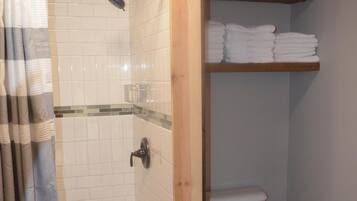 Ensemble douche/baignoire, serviettes fournies, savon, papier toilette