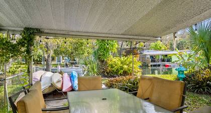 Waterfront!! Charming & Quaint Cottage