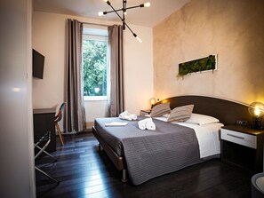 6 chambres, coffres-forts dans les chambres, bureau