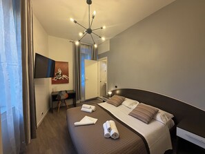 6 quartos, cofres nos quartos, escrivaninha