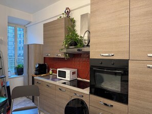 Refrigerador, microondas, horno y cafetera y tetera 