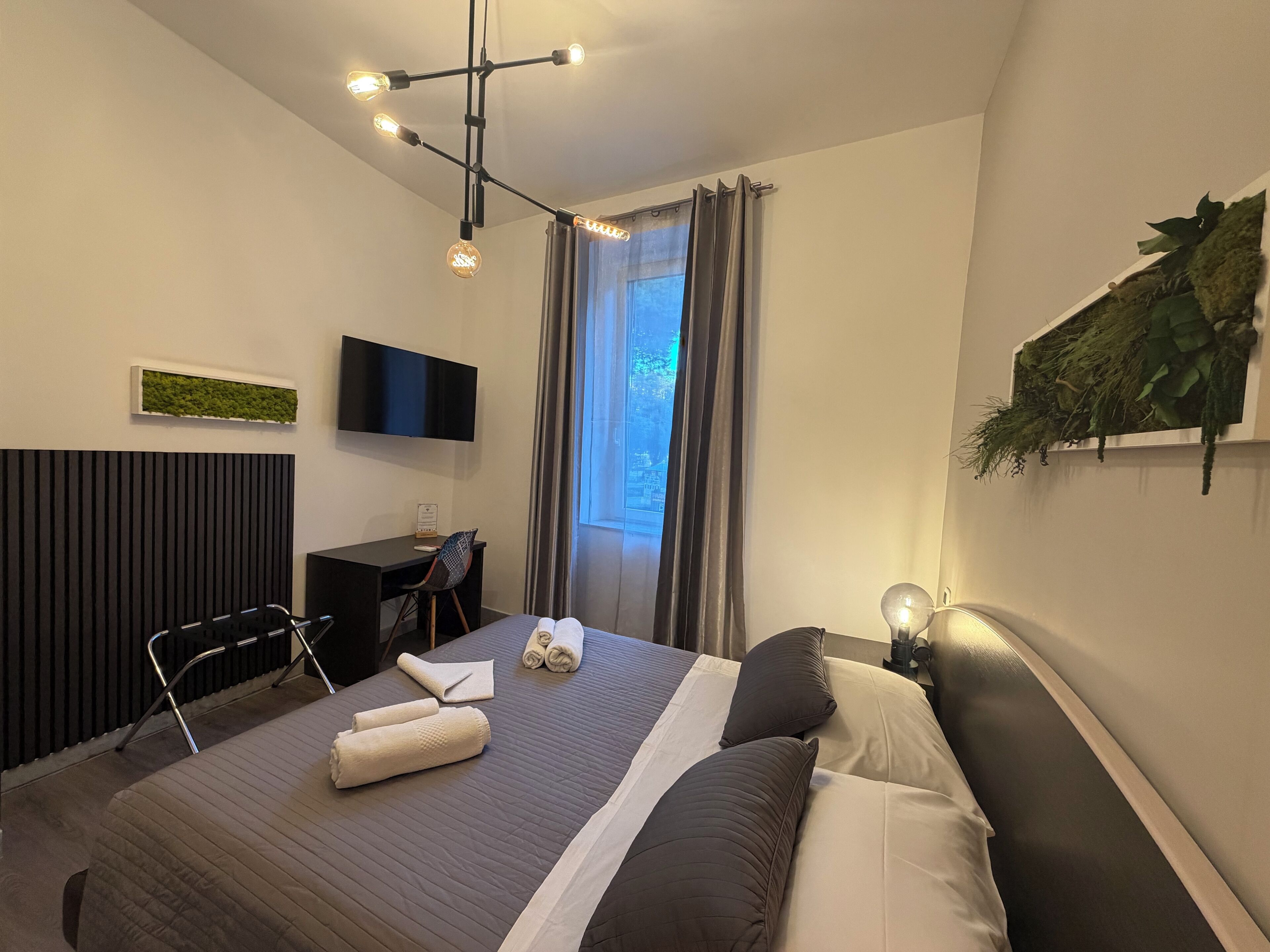 6 chambres, coffres-forts dans les chambres, bureau