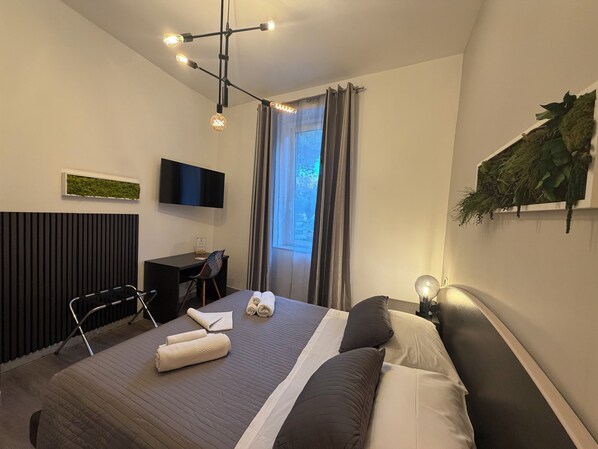 6 Schlafzimmer, Zimmersafe, Schreibtisch, Bügeleisen/Bügelbrett