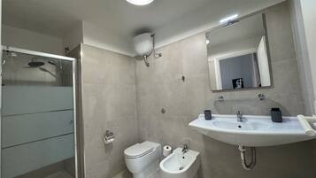 Dusche, Haartrockner, Bidet, Handtücher