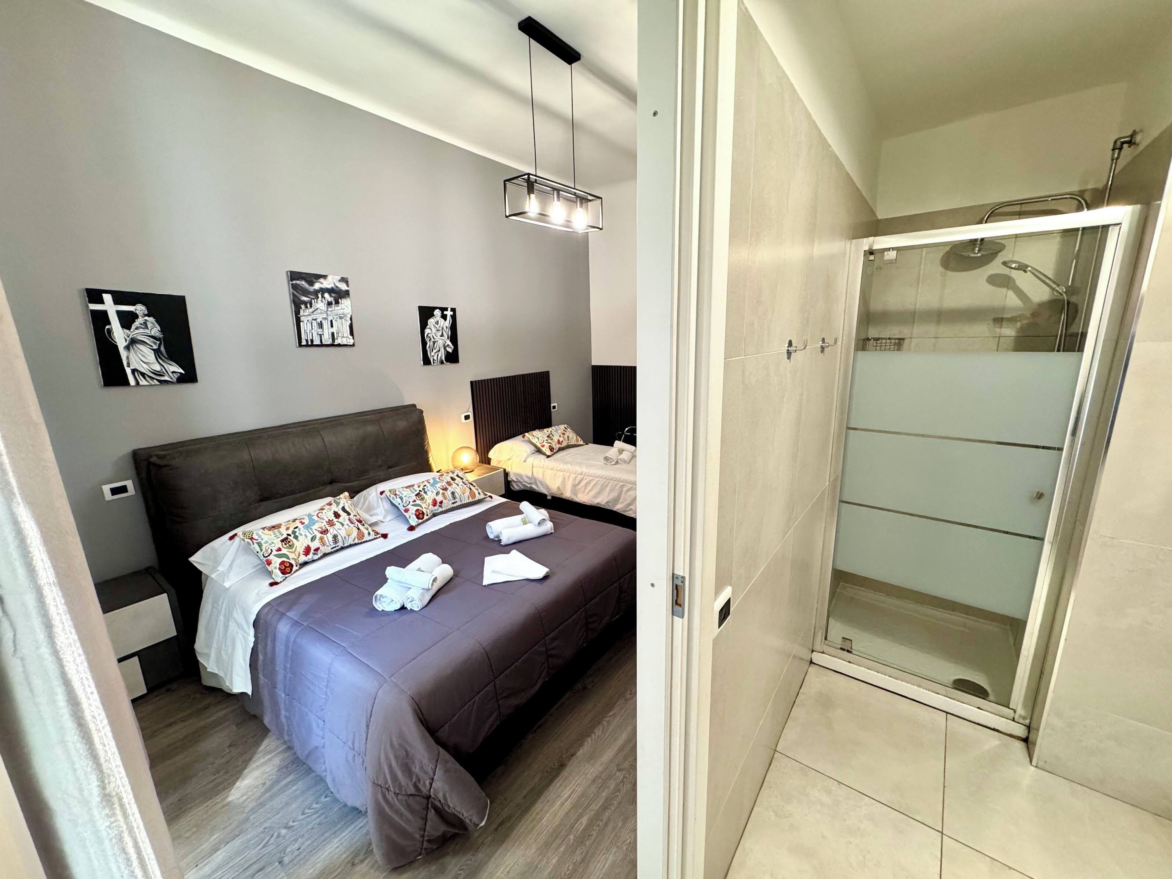 6 Schlafzimmer, Zimmersafe, Schreibtisch, Bügeleisen/Bügelbrett