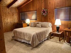 2 makuuhuonetta, silitysrauta/-lauta, ilmainen Wi-Fi, vuodevaatteet