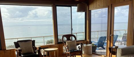 Älytelevisio, takka, DVD-soitin, musiikkikirjasto