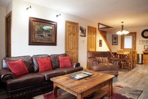 TV, fireplace - CJ A-Frame 3 - In Town - Ski In/Ski Out - Free WiFi - Cable - Hot Tub - Washer/D (Red River)