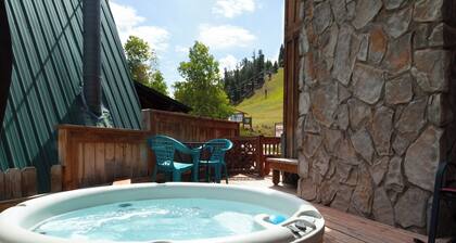 Kaupungissa, Hot Tub, W / D, Firepit, kaasugrilli, joella