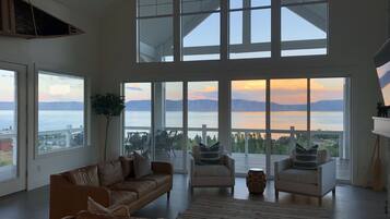 Fernseher, Kamin, Videospiele, DVD-Player