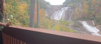 Falling Waters ~ Condo de luxe dans les montagnes de 2br / 2ba sur les chutes de Toxaway