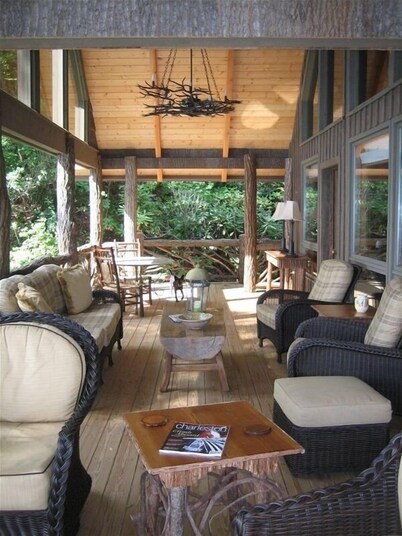 Robinson Lake Front Lodge on Lake Jocassee