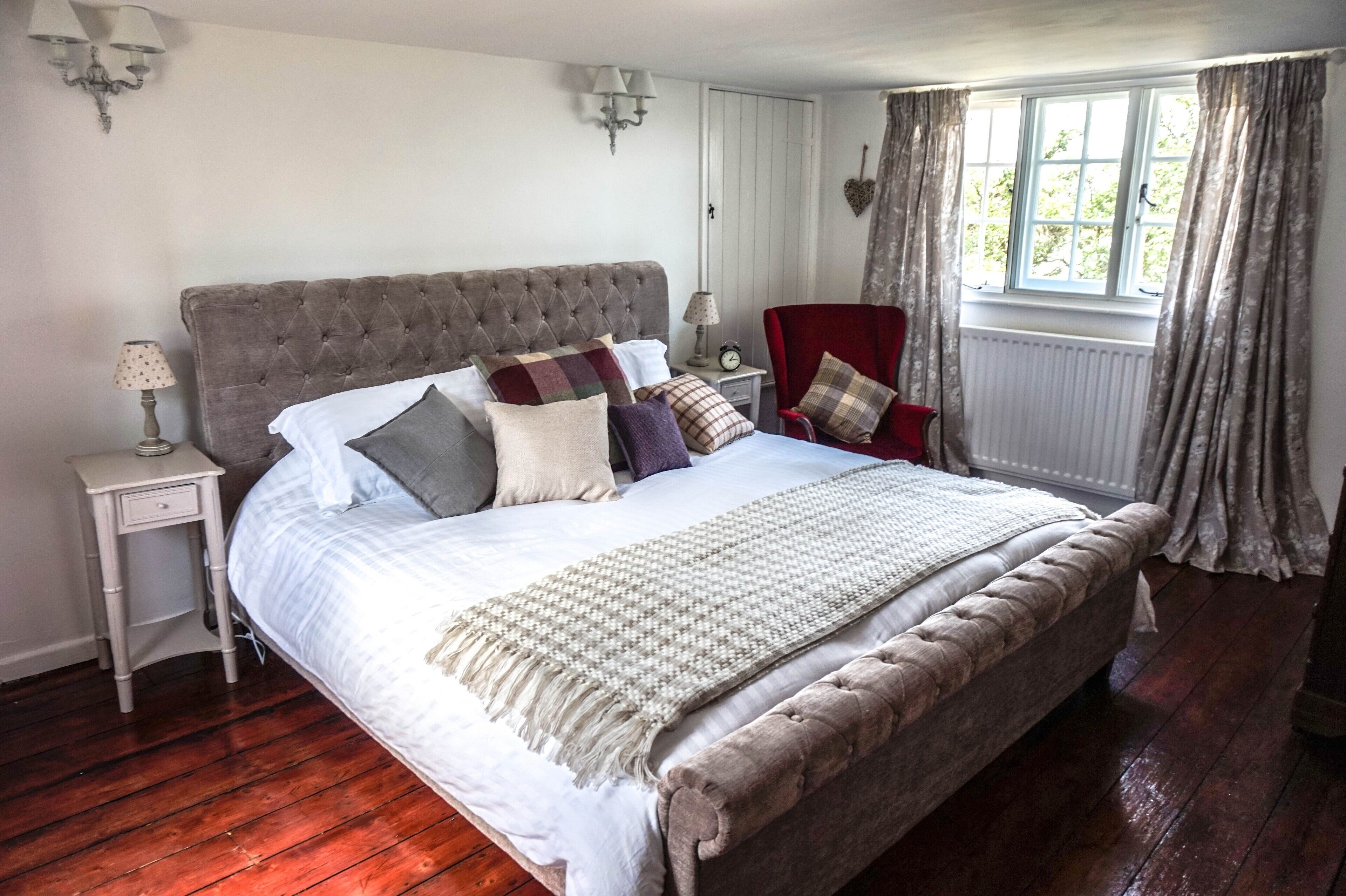 5 bedrooms, iron/ironing board, free WiFi, bed sheets