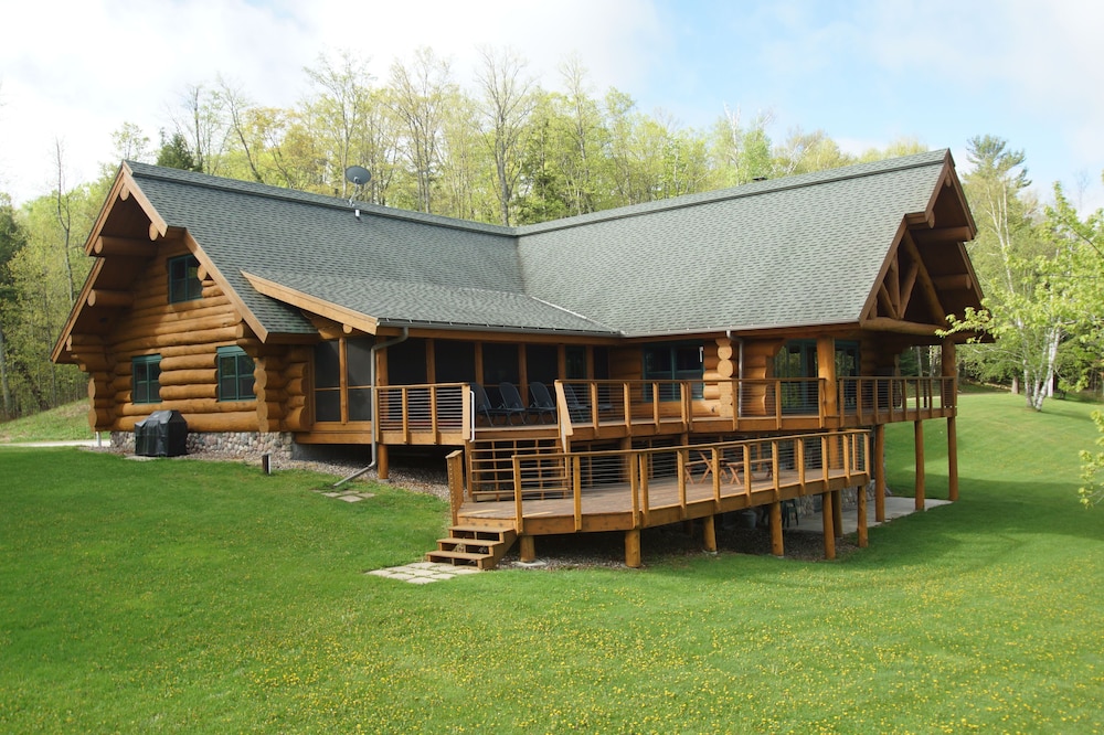One of a Kind North Woods Lake Lodge