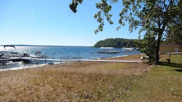 På stranden, solsenger og strandhåndklær