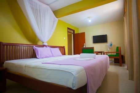Free WiFi, bed sheets. Everest House Hotel