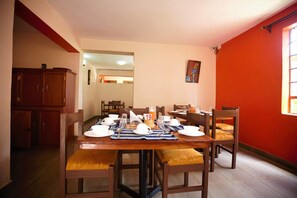 فطور من الأطباق المحلية مجانًا يوميًا