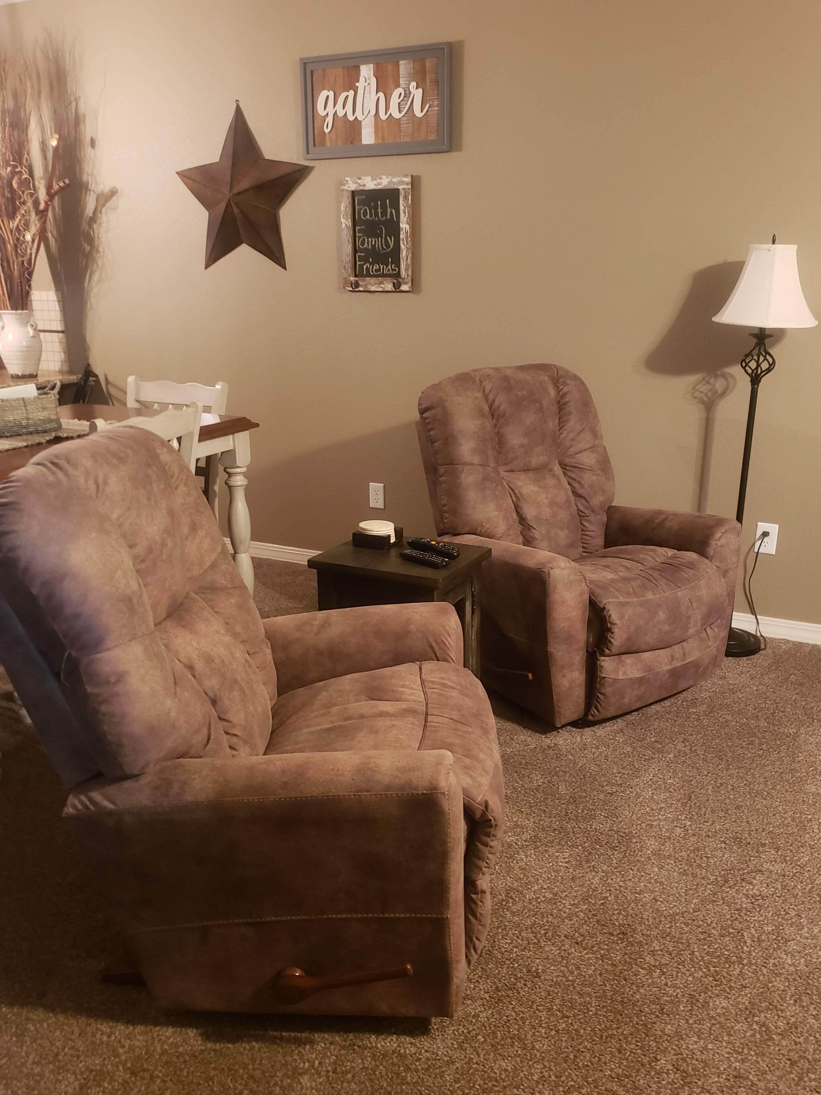 2BR Condo @ Thousand Hills! Great views and value! Close to strip! Elevator!