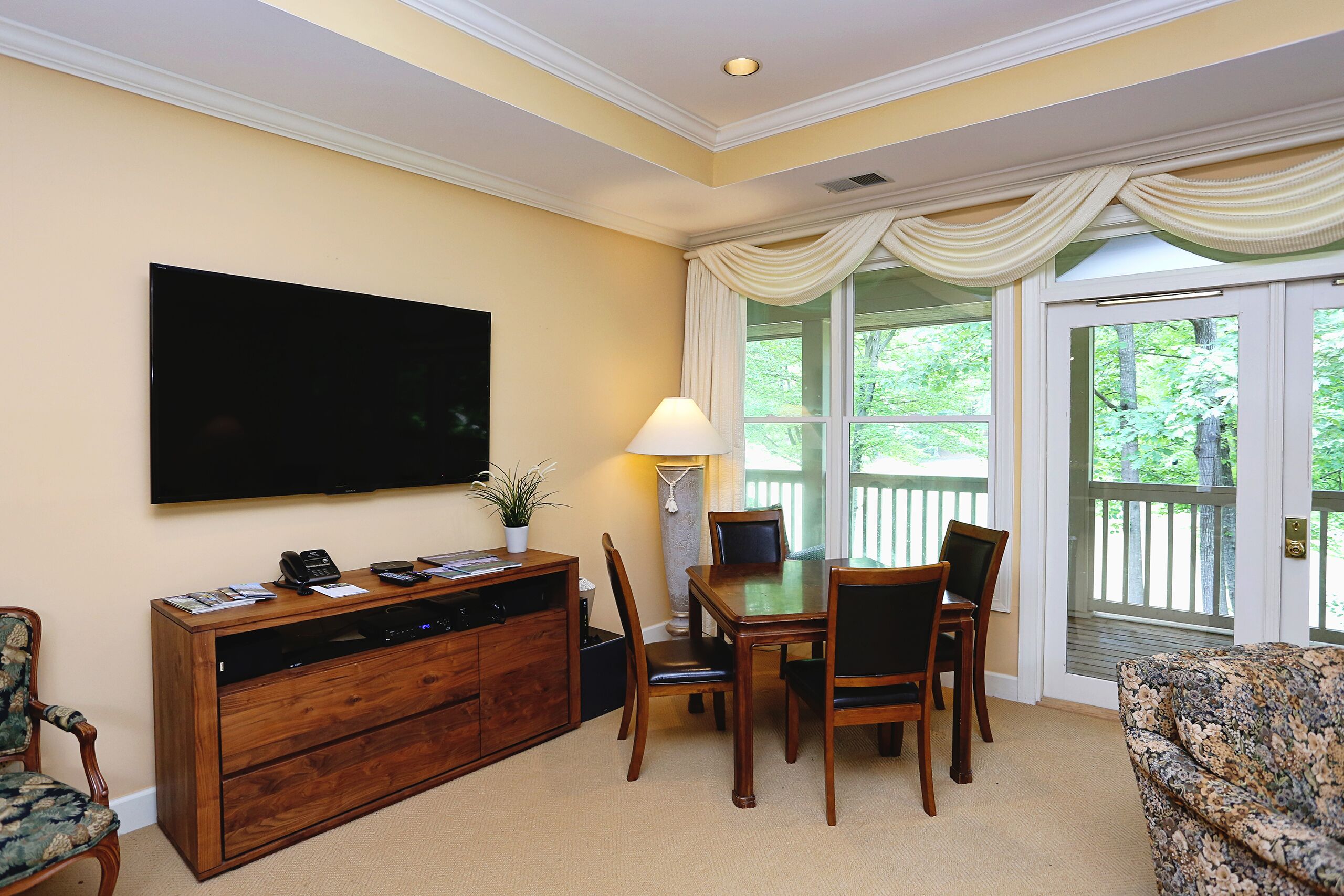Great For Corporate/Executive/Family Retreats; 8 Mins To UNC, Dining/Shops