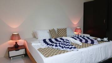 Minibar, coffres-forts dans les chambres, rideaux occultants